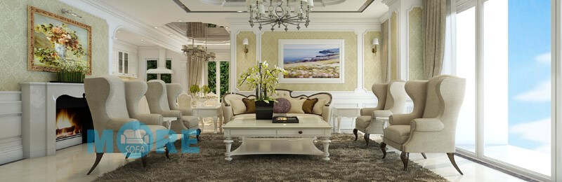 Sofa Tân cổ điển bọc nỉ màu trắng nổi bật kết hợp với các vật dụng cùng tông trong phòng tạo cảm giác phóng khoáng cho phòng khách của gia chủ thiết kế biệt thự