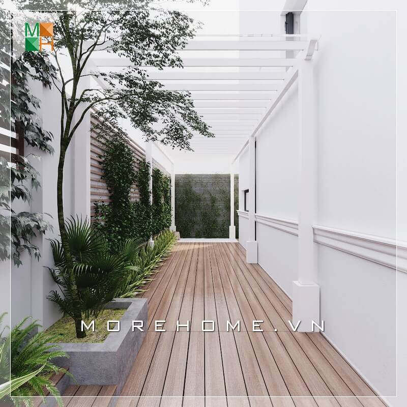 Gợi ý mẫu thiết lối đi hông nhà với hàng cây xanh, lát nền bằng gỗ sang trọng. Một không gian nghỉ ngơi lý tưởng cho biệt thự, nhà phố. thiết kế biệt thự