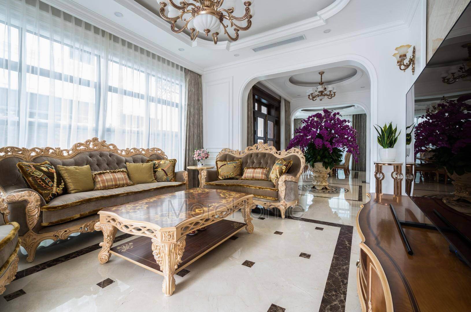 Nội thất tân cổ điển bao gồm bàn, ghế, kệ để tivi được làm từ chất liệu gỗ tự nhiên cao cấp, sofa nỉ, đá hoa cương đèn phê lê thiết kế biệt thự