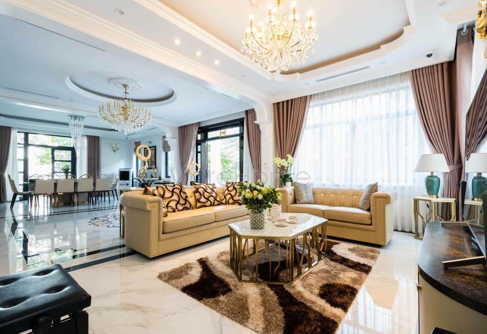 Lối sử dụng áp inox mạ vàng lên chi tiết sofa giúp giữ nguyên vẹn sofa lại đem tới vẻ đẹp tinh tế của trọn sản phẩm thiết kế biệt thự