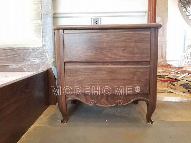 Gợi ý mẫu tap đầu giường tân cổ điển bằng gỗ óc chó cao cấp được nhiều khách hàng yêu thích.