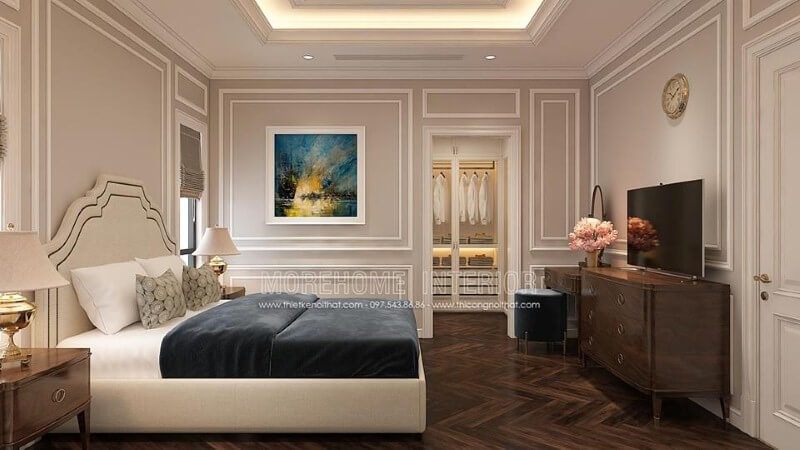 Tạo ra một không gian ngủ tân cổ điển nhẹ nhàng và sang trọng bằng cách sử dụng giường bọc nệm trắng và kệ tivi gỗ óc chó cao cấp.