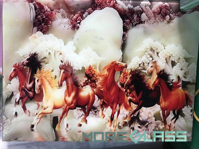 Tranh kính điêu khắc phong thủy bát mã, với hình ảnh 8 chú ngựa đang chạy với sức lực dồi dào và sức sống mãnh liệt, bên cạnh đó số 8 cũng là con số may mắn, tượng trưng cho sự phát đạt.