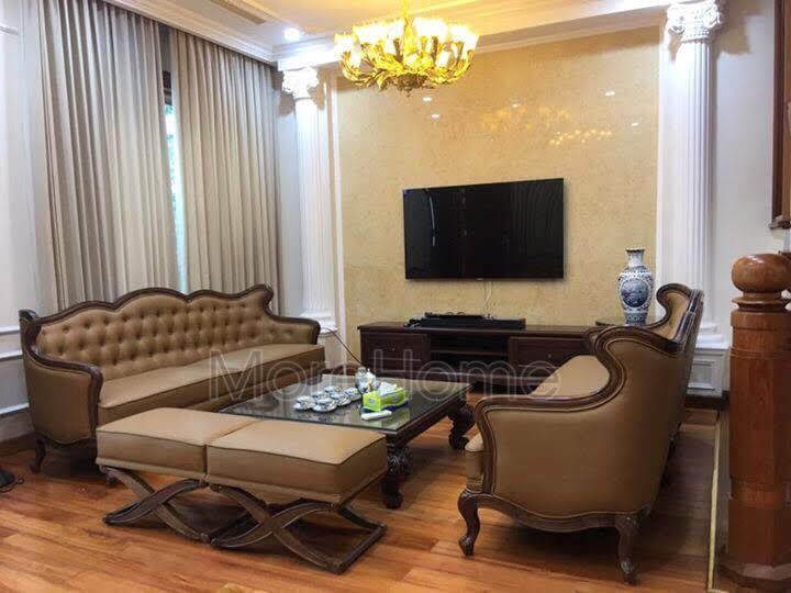 Công ty chúng tôi sản xuất và bàn giao Sofa tân cổ điển đẹp được làm từ gỗ tự nhiên óc chó, bọc da thật nhập khẩu cao cấp tại chung cư Park Hill, Hà Nội.
