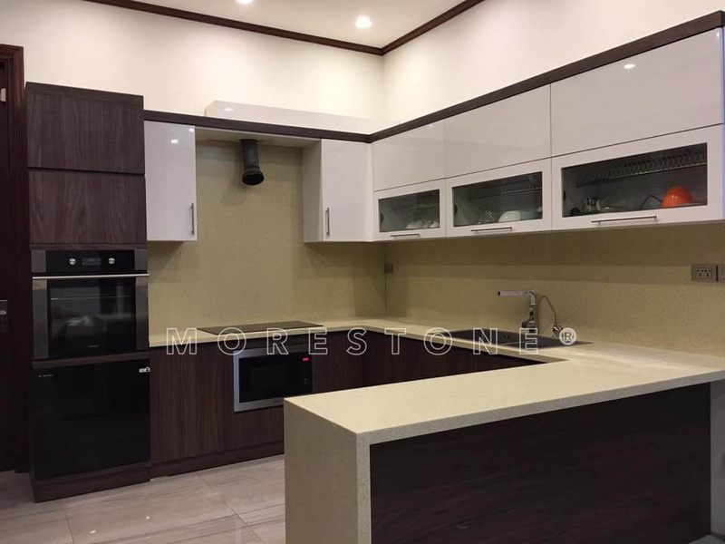 Để tạo ra một không gian bếp sang trọng như vậy, thiết kế và thi công phải được lựa chọn cẩn thận. Thi công nội thất bếp bằng đá ốp Himacs màu vàng sẽ góp phần tạo nên một không gian bếp đẳng cấp, độc đáo cho các căn hộ, nhà phố, biệt thự.